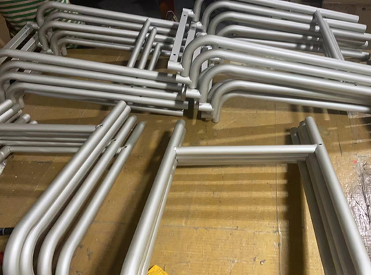Moderner Stil Innenraum angepasste rechteckige Metallmöbel Basis mit Silberveredelung